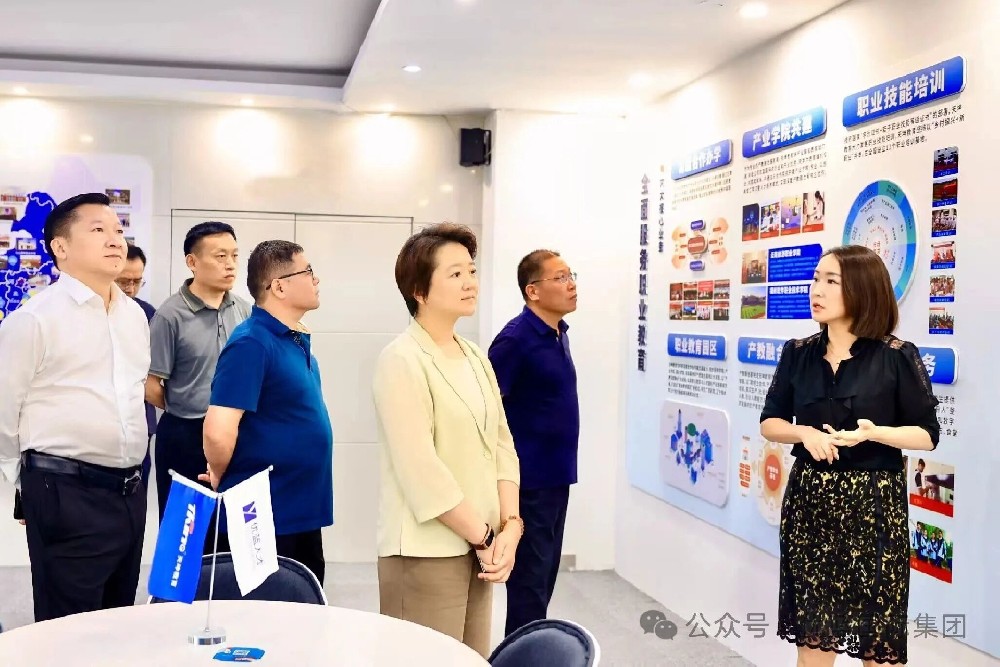 日照中央活力区发展服务中心党组书记、主任鲁守春一行莅临优蓝国际集团总部考察